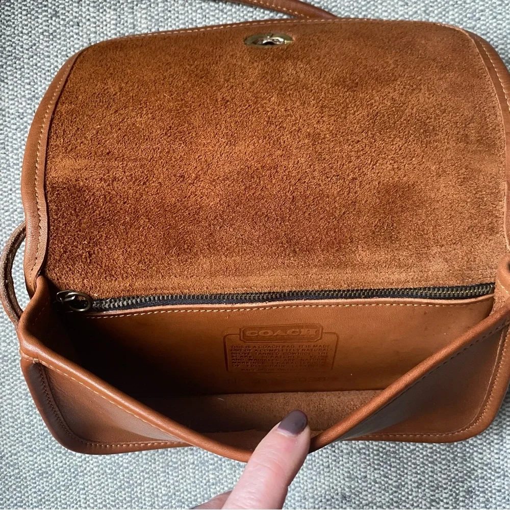 ❌sold❌Coach Vintage Early NYC Dinky British Tan Crossbody Brown Turn Lock - Picture 6 of 8